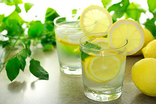 вода з лимоном