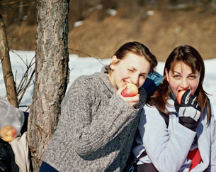 дівчата смакують яблуко